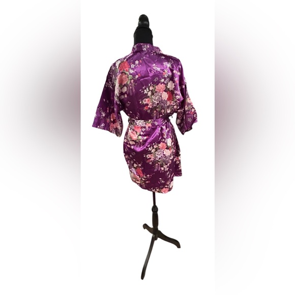 💜ABSOLUTELY GORGEOUS SILKY KIMONO/BATHROBE!! STUNNING FLORAL PRINT! - Picture 2 of 16